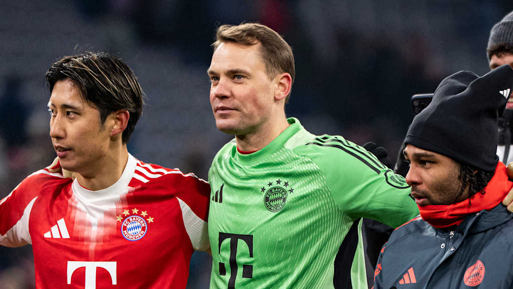 Manuel Neuer und Teamkollegen stehen Arm in Arm vor der Kurve nach dem 8:1 im Bundesliga-Spiel mit Wolfsburg