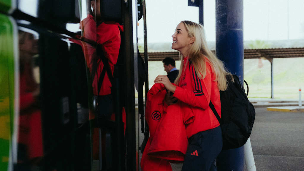 Giulia Gwinn steigt lächelnd in den Bus in Sevilla.