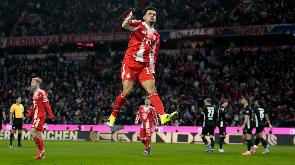 Luis Diaz macht einen Jubelsprung nach seinem Tor zum 2:1 im Bundesliga-Spiel des FC Bayern gegen den VfL Wolfsburg