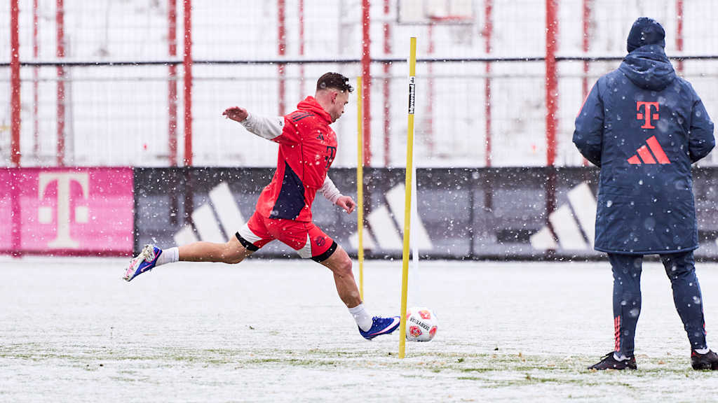 Joshua Kimmich schießt im Training des FC Bayern auf einem schneebedeckten Platz