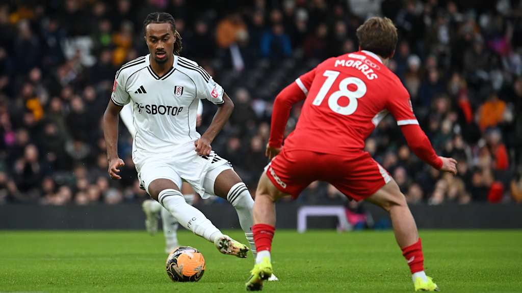 Jonah Kusi-Asare während eines Angriffs im Trikot des FC Fulham.