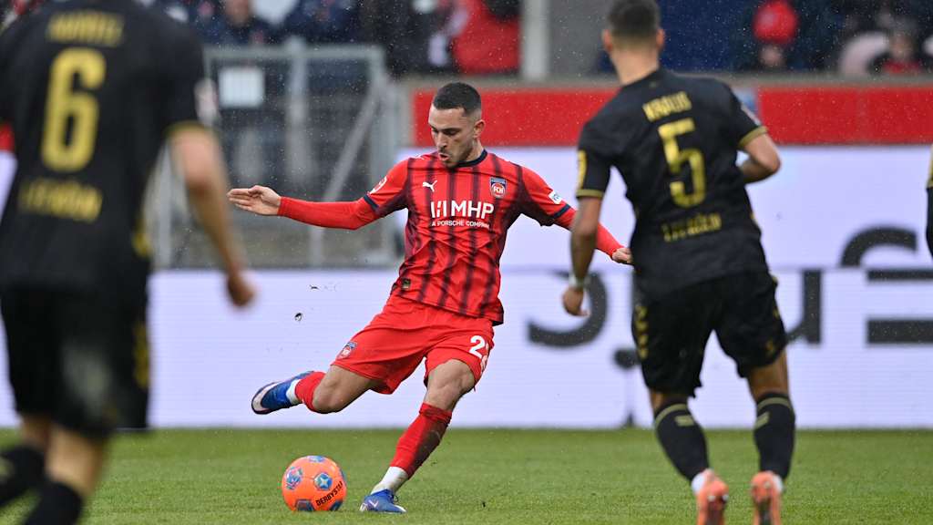 Arijon Ibrahimović bei einem Schussversuch im Spiel gegen den 1 FC Köln.