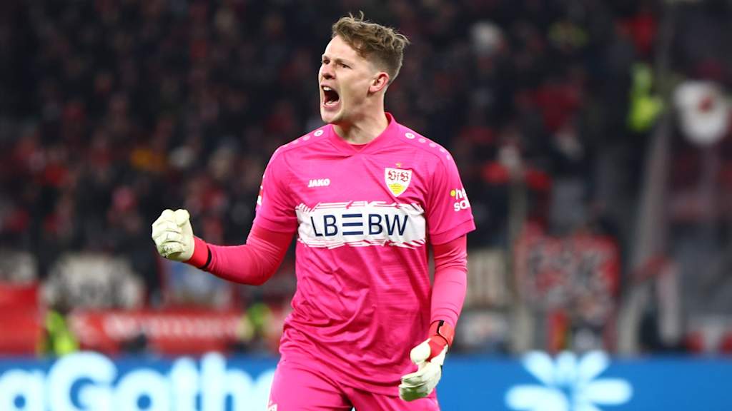 Alexander Nübel jubelt und ballt dabei seine rechte Faust.