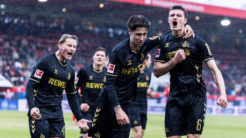 Eric Martel und weitere Köln-Spieler jubeln in Schwarz.