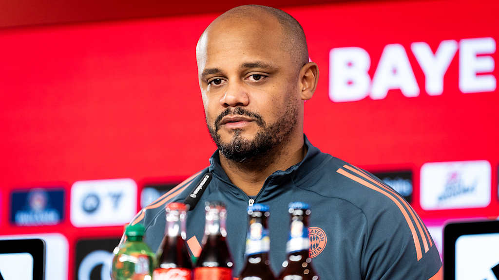 Vincent Kompany im Pressetalk vor dem Bundesliga-Spiel des FC Bayern in Köln