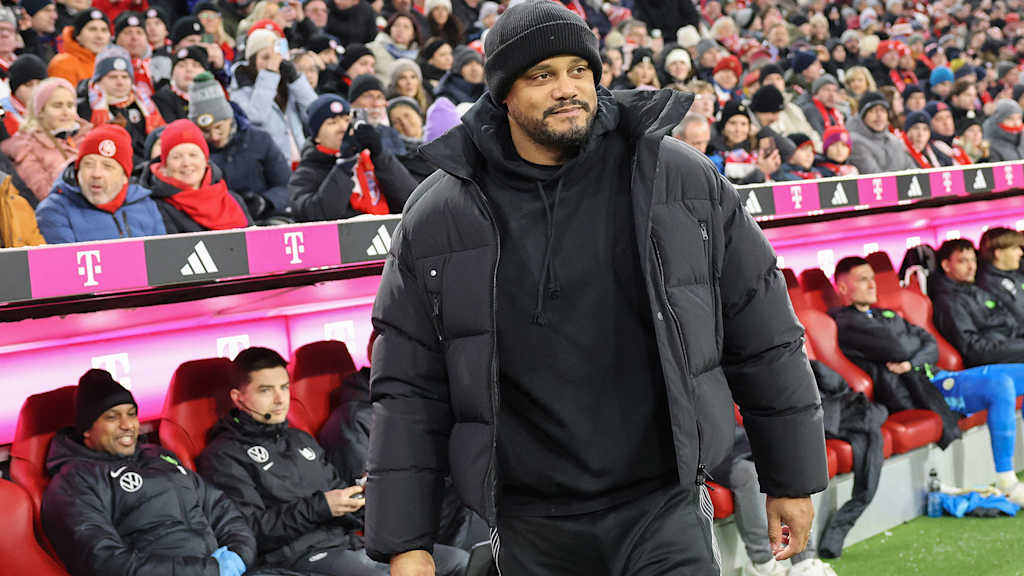 Vincent Kompany vor der Trainerbank der Allianz Arena im Bundesliga-Spiel FC Bayern gegen Wolfsburg