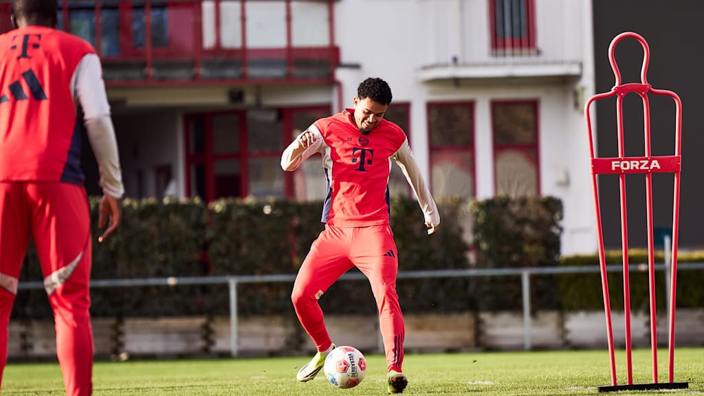 Luis Diaz passt den ball mit einem Lächeln auf dem Gesicht im Training des FC Bayern vor dem Bundesliga-Spiel beim 1. FC Köln