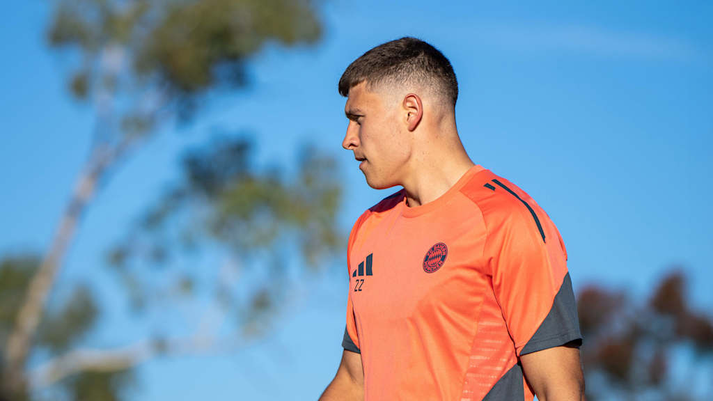 Robert Deziel Jr. blickt während einer Trainingseinheit in die Ferne.