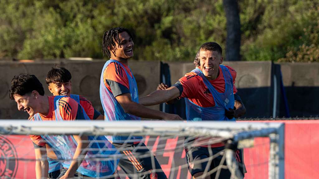 Robert Deziel Jr. scherzt während einer Trainingseinheit der FC Bayern Amateure mit seinen Teamkollegen.