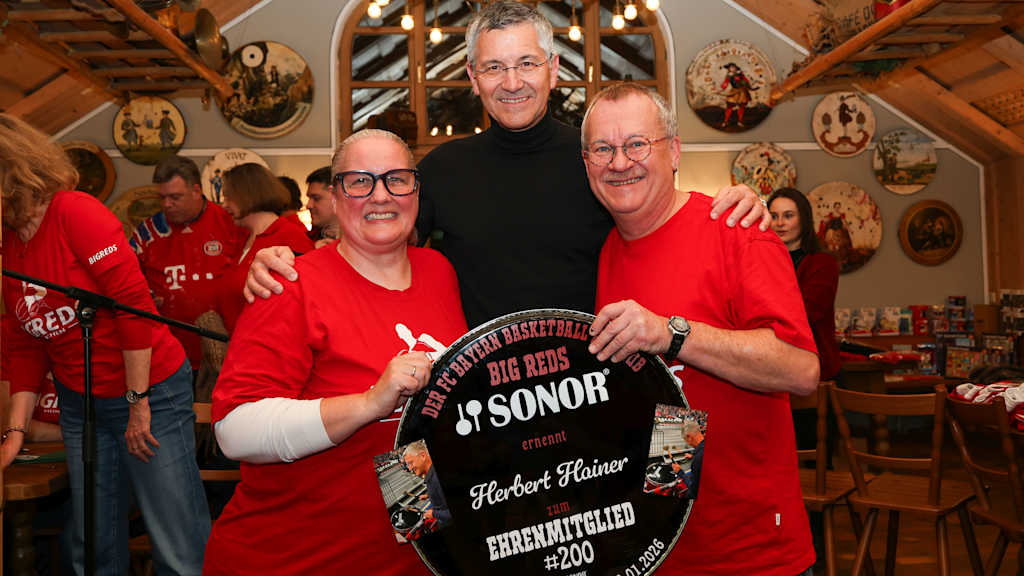 Präsident Herbert Hainer mit Fans und Ehrenmitgliedschafts-Plakette