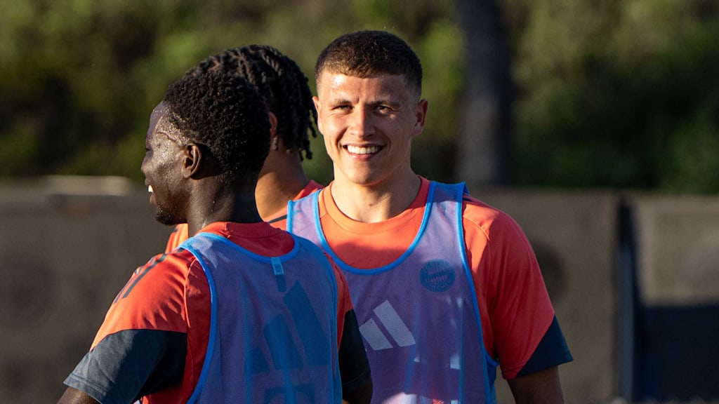 Robert Deziel Jr. lächelt während eines Trainings der FC Bayern Amateure in die Kamera.