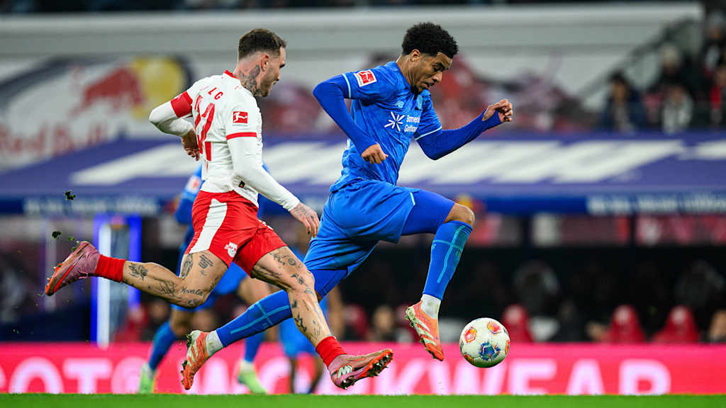 David Raum eilt einem Gegenspieler hinterher im Bundesliga-Spiel zwischen RB Leipzig und Bayer Leverkusen.