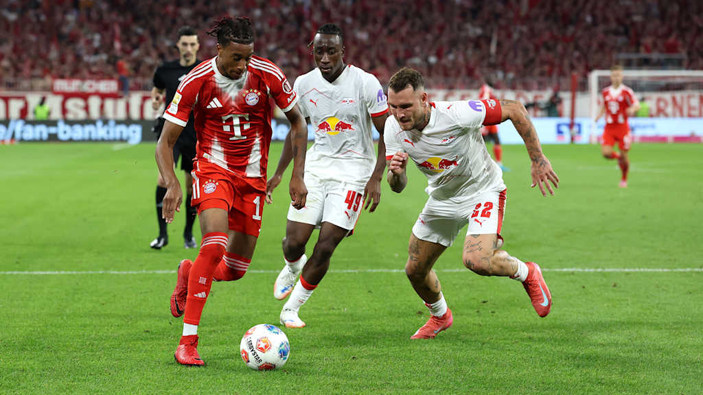Michael Olise dribbelt mit dem Ball im Bundesliga-Spiel des FC Bayern gegen RB Leipzig.