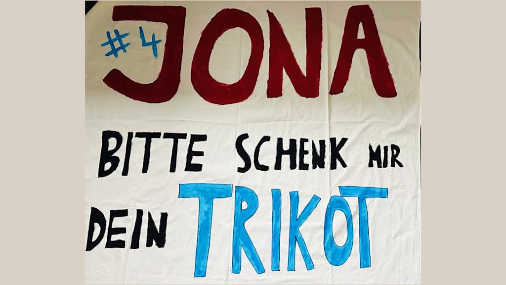 Das Plakat von Jan Feddermann mit der Bitte an Jonathan Tah, ihm sein Trikot zu schenken