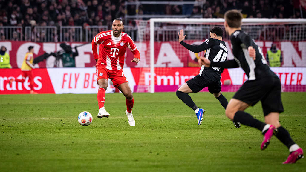 Jonathan Tah dribbelt mit dem Ball im Spiel des FC Bayern gegen den VfL Wolfsburg.