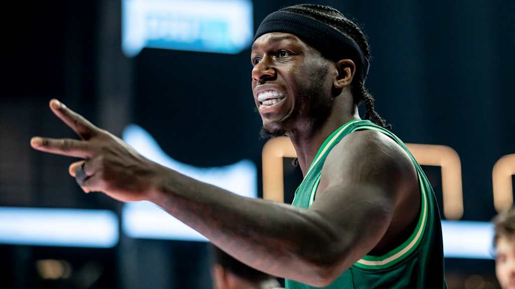 Kendrick Nunn raises two fingers