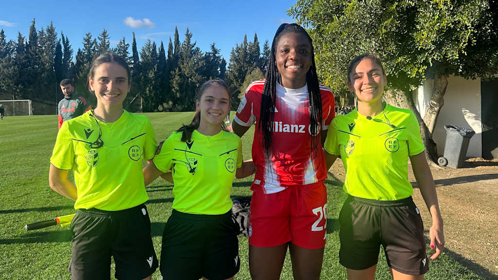 Edna Imade gemeinsam mit dem Schiedsrichtergespann nach der Partie zwischen Bayern München und Gotham FC.