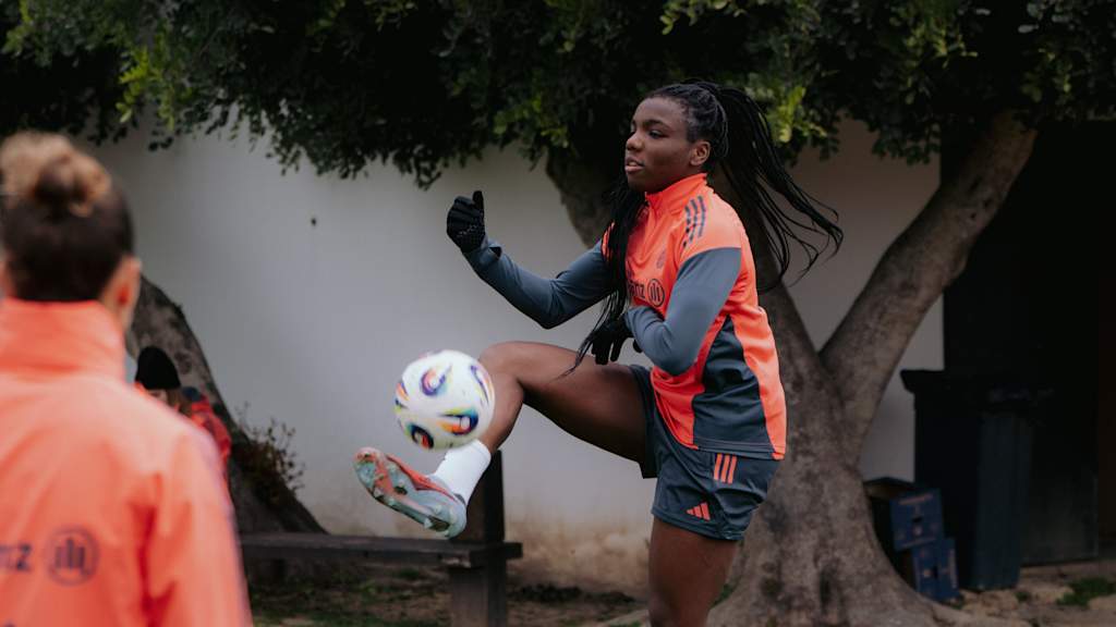 Edna Imade während einer Trainingseinheit der FC Bayern Frauen.