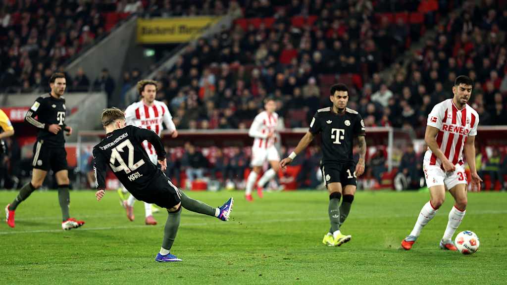 Lennart Karl schiebt ein zum 3:1 im Bundesliga-Spiel des FC Bayern beim 1. FC Köln