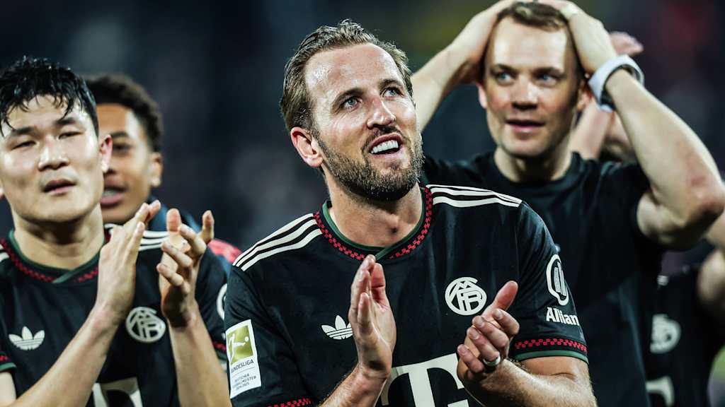 Harry Kane apllaudiert lachend in Richtung der Fans nach dem Bundesliga-Sieg des FC Bayern beim 1. FC Köln