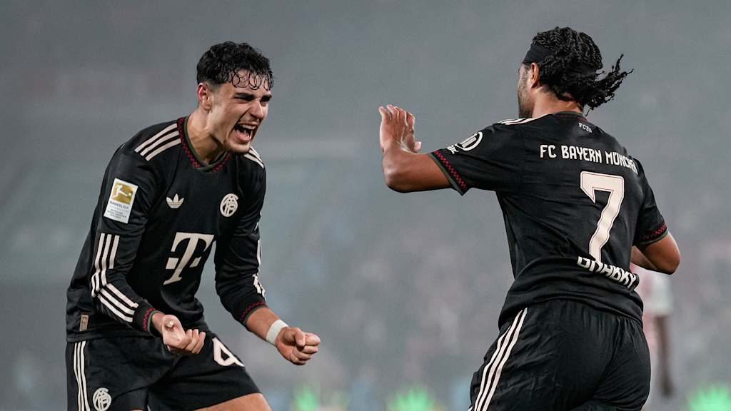 Aleksandar Pavlovic jubelt mit Serge Gnabry nach dessen 1:1 im Bundesliga-Spiel des FC Bayern beim 1. FC Köln