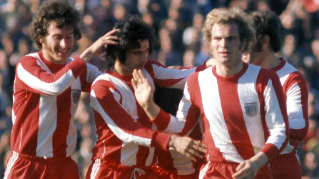 Gute Freunde kann niemand vom Ball trennen: Gerd Müller und Uli Hoeneß feiern 1972 mit Paul Breitner.
