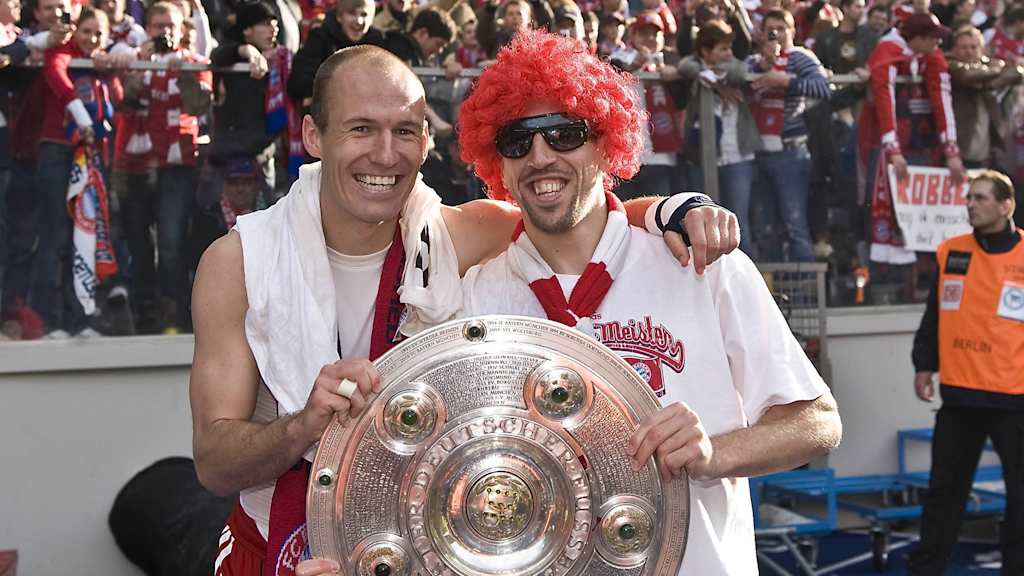 Alte Freunde, neuer Look: Arjen Robben und Franck Ribéry mit der Schale 2010.