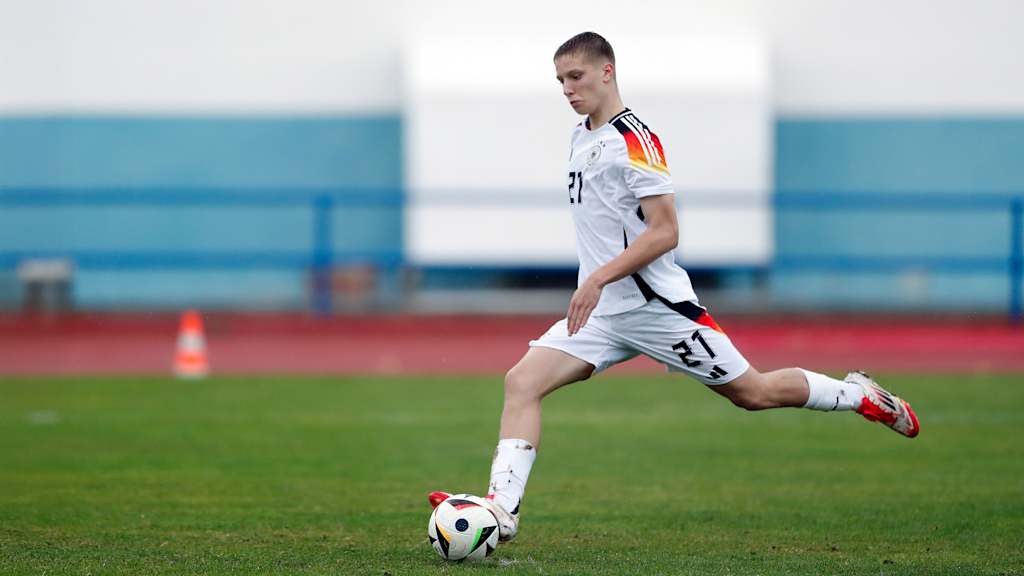 Erblin Osmani bei einem Schussversuch im Trikot der deutschen U17-Auswahl.