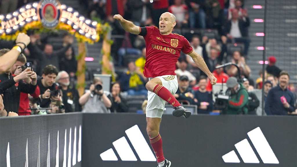 Arjen Robben (FC Bayern) jubelt über sein Tor gegen Dortmund beim Beckenbauer Cup