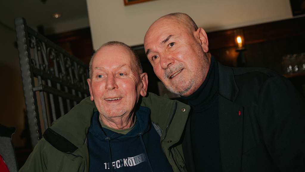 Raimond Aumann se hace una foto con un aficionado.