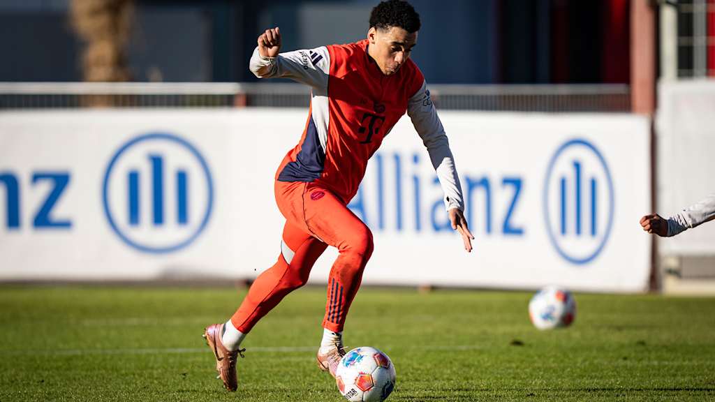 Jamal Musiala dribbelt im Training des FC Bayern