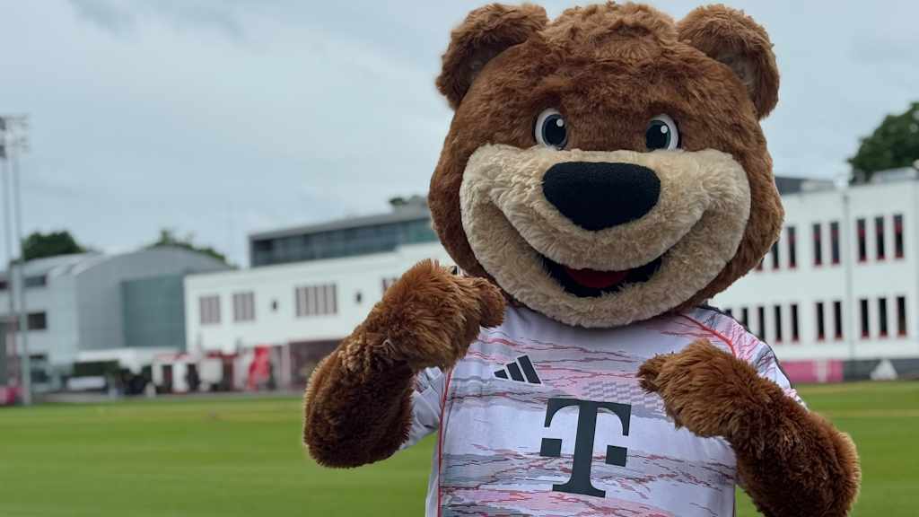 Berni an der Säbener Straße mit einer Jubelpose.