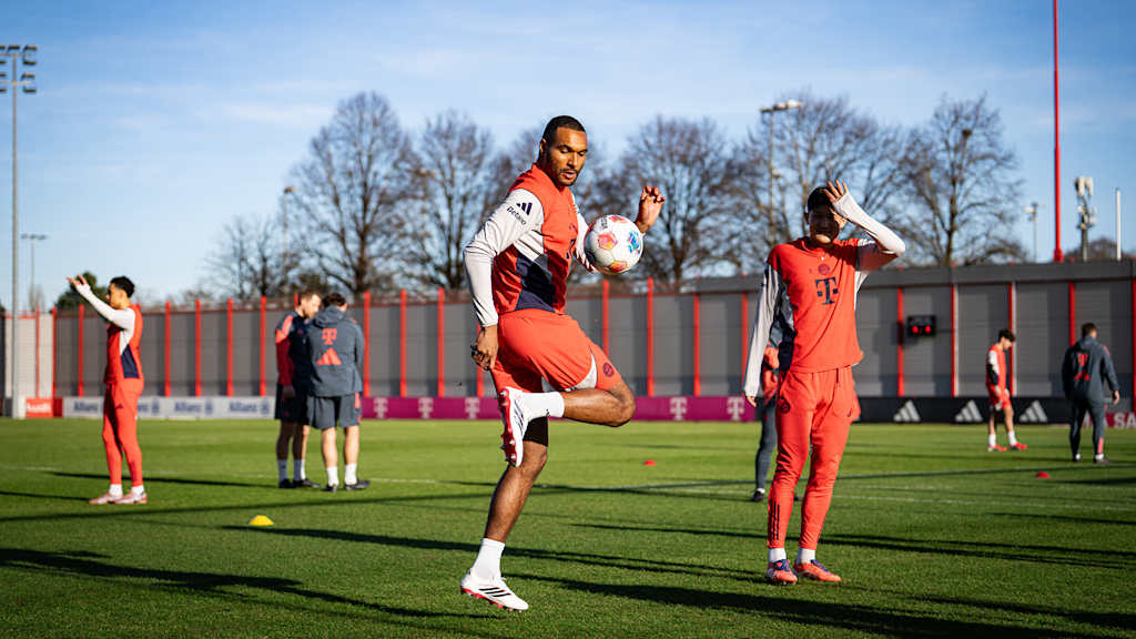 Jonathan Tah nimmt einen Ball mit der Hacke mit im Training des FC Bayern