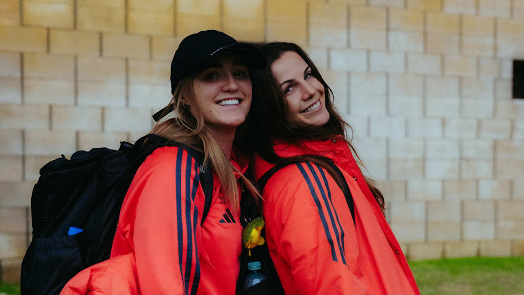 Georgia Stanway und Tuva Hansen auf der Reise ins Trainingslager nach Spanien.