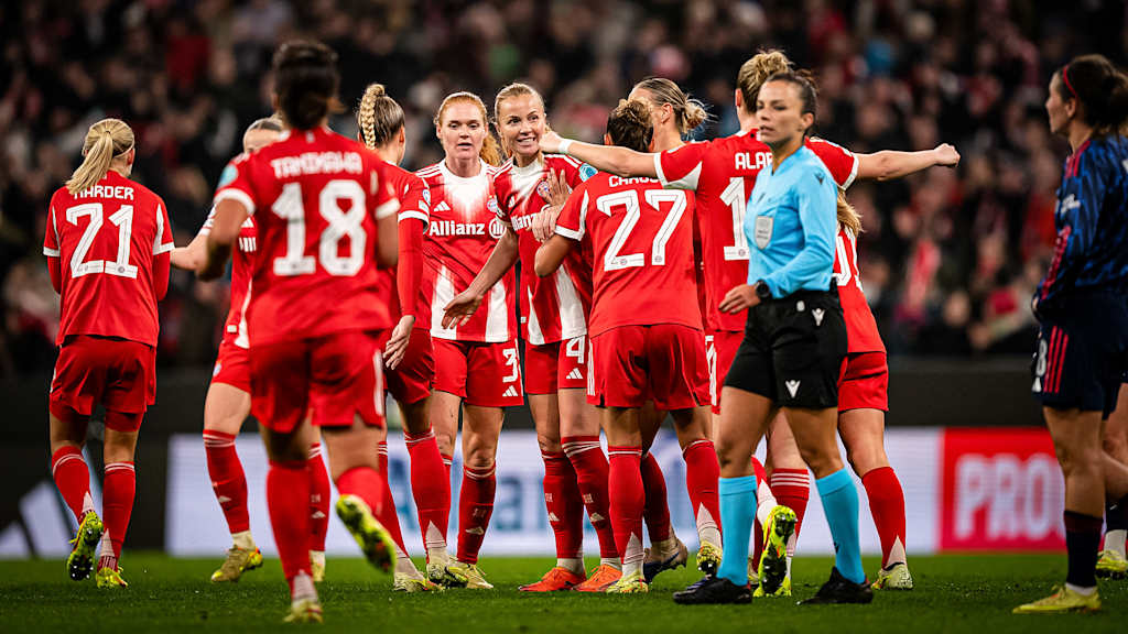 Glódís Perla Viggósdóttir, Stine Ballisager und Co. jubeln während des Heimspiels der FC Bayern Frauen in der UEFA Women’s Champions League gegen den FC Arsenal