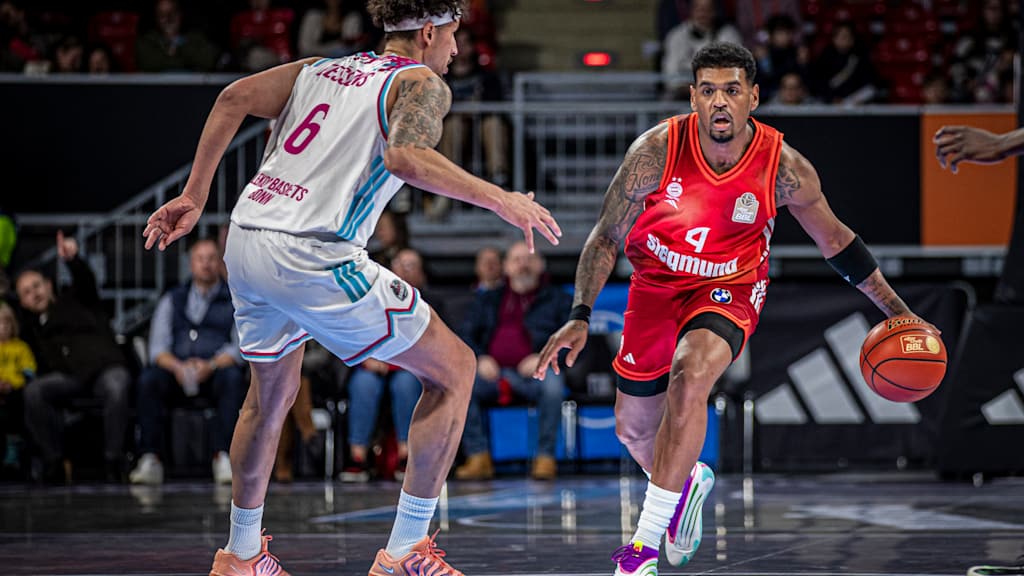 Xavier Rathan-Mayes dribbelt