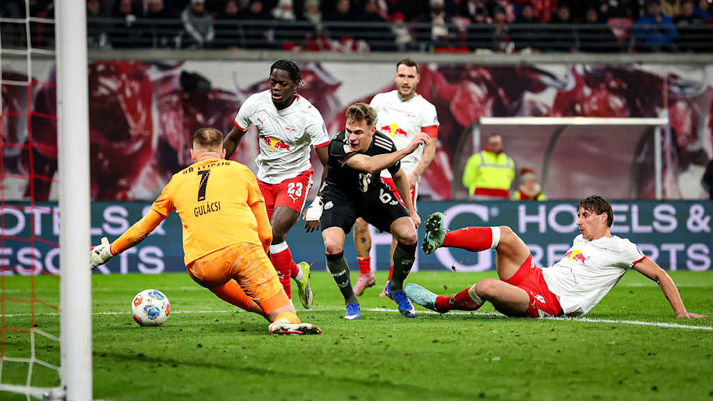 Péter Gulácsi vor Joshua Kimmich während des Gastspiels des FC Bayern in der Bundesliga bei RB Leipzig