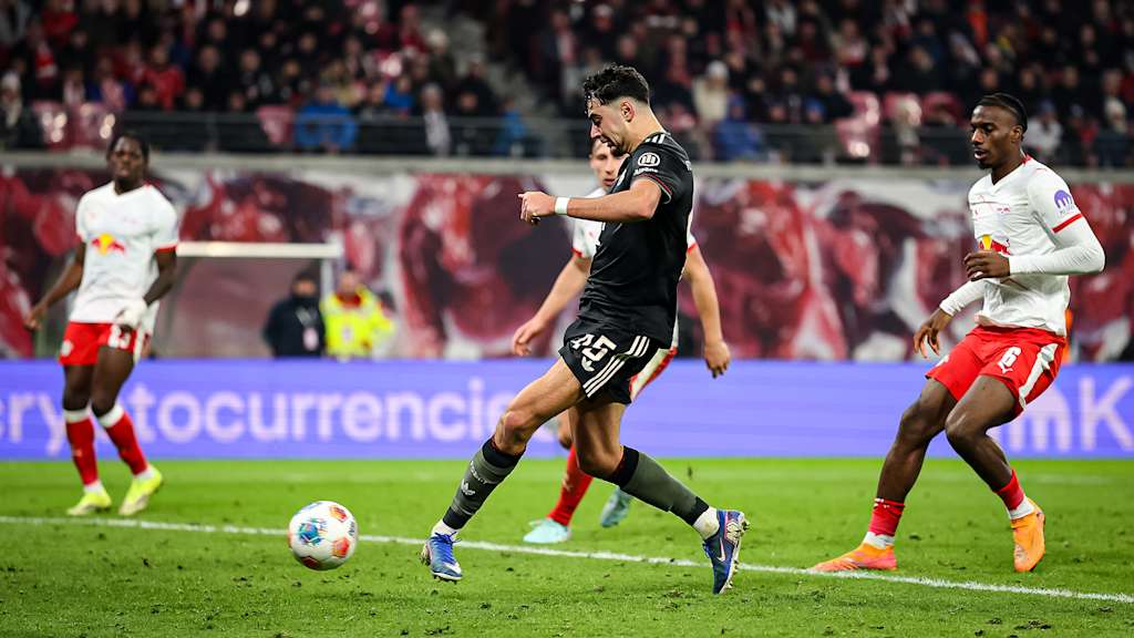 Aleksandar Pavlović beim Torschuss während des Gastspiels des FC Bayern in der Bundesliga bei RB Leipzig