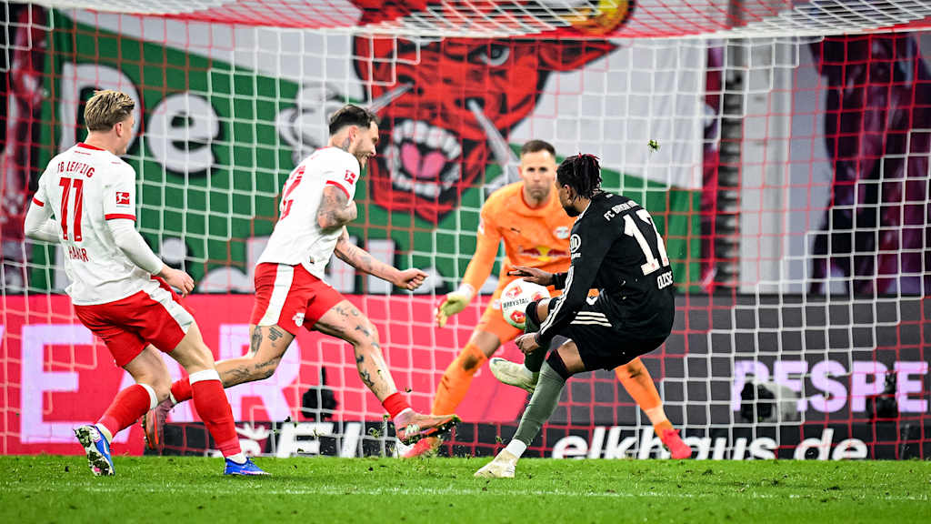 Michael Olise trifft ins Tor während des Gastspiels des FC Bayern in der Bundesliga bei RB Leipzig