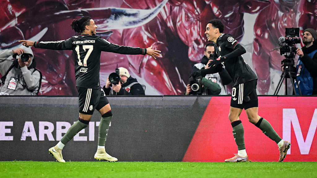 Michael Olise und Jamal Musiala jubeln während des Gastspiels des FC Bayern in der Bundesliga bei RB Leipzig