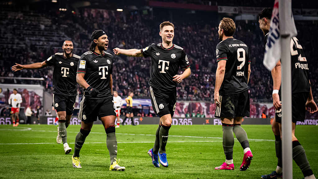 Joshua Kimmich läuft freudestrahlend auf Harry Kane zu während des Gastspiels des FC Bayern in der Bundesliga bei RB Leipzig