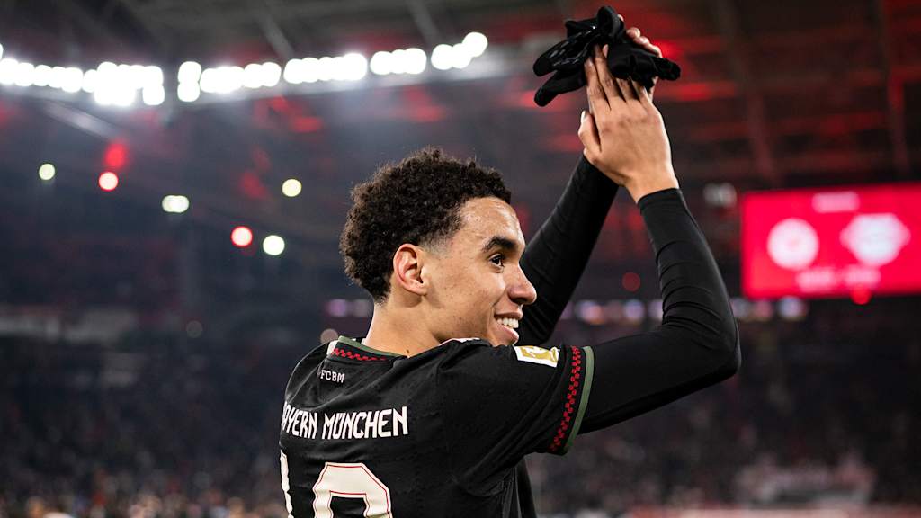Jamal Musiala klatscht nach dem Spiel gegen Leipzig in Richtung der Fans