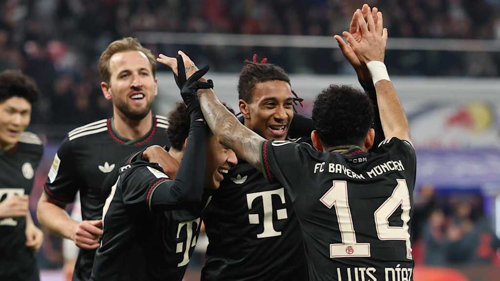 Michael Olise jubelt mit Jamal Musiala und Luis Díaz