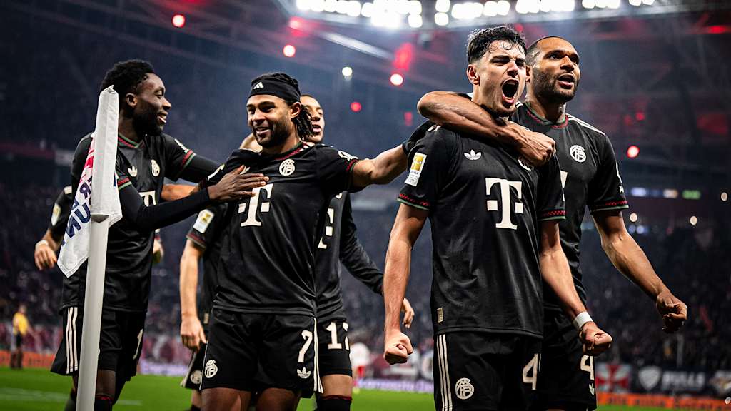 Jonathan Tah, Serge Gnabry und Alphonso Davies jubeln während des Gastspiels des FC Bayern in der Bundesliga bei RB Leipzig