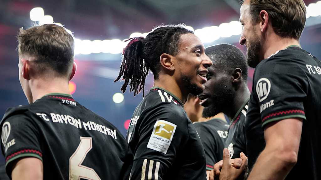 Michael Olise und Harry Kane jubeln während des Gastspiels des FC Bayern in der Bundesliga bei RB Leipzig