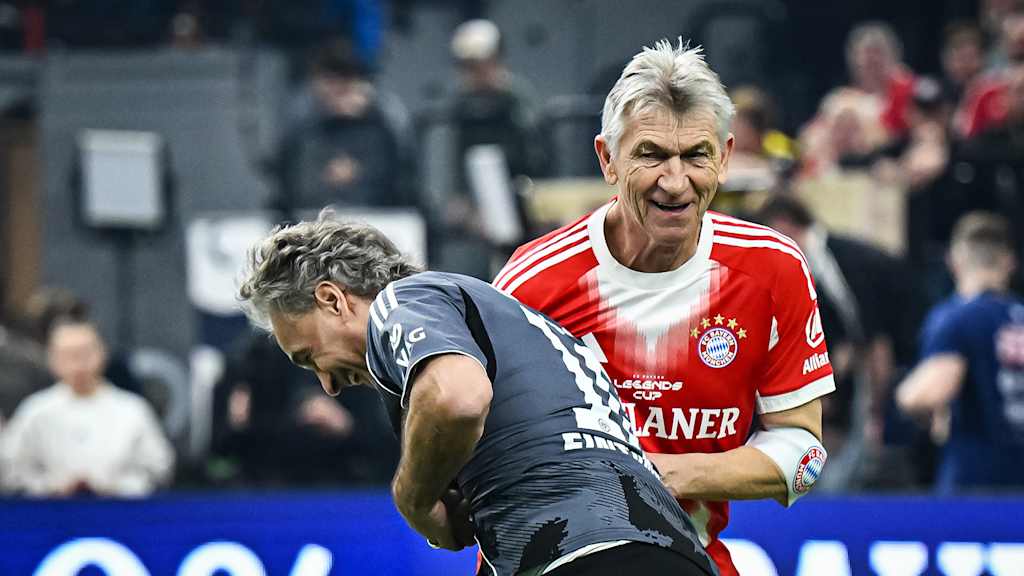 Klaus Augenthaler und Maurizio Gaudino im Duell des FC Bayern mit Eintracht Frankfurt während des FC Bayern Legends Cup 2026 im SAP Garden
