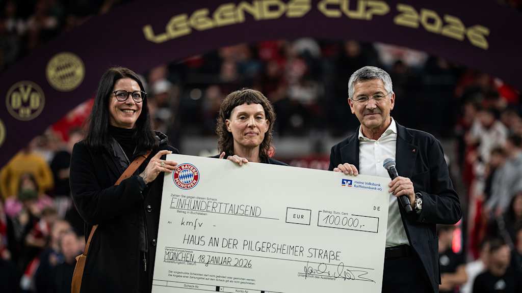 Herbert Hainer bei der Scheckübergabe des FC Bayern Hilfe eV an ein Projekt für Wohnungslose im Rahmen des FC Bayern Legends Cup