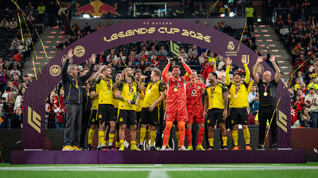Mats Hummels, Roman Weidenfeller y Patrick Owomoyela celebran durante la FC Bayern Legends Cup 2026 en el SAP Garden.