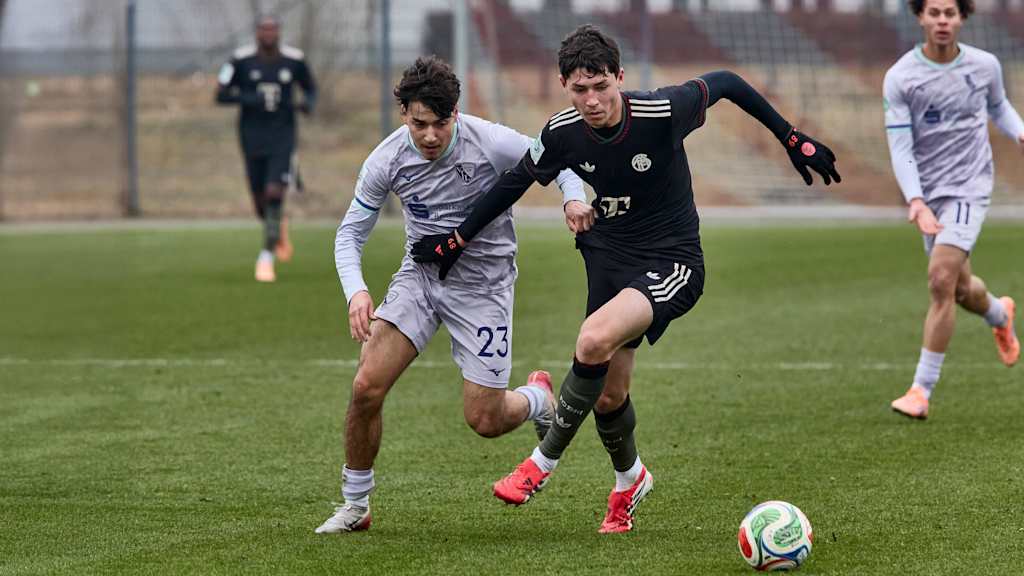 FCB-U19 Spieler Filip Pavić im Duell mit Bochums Elia Salamone