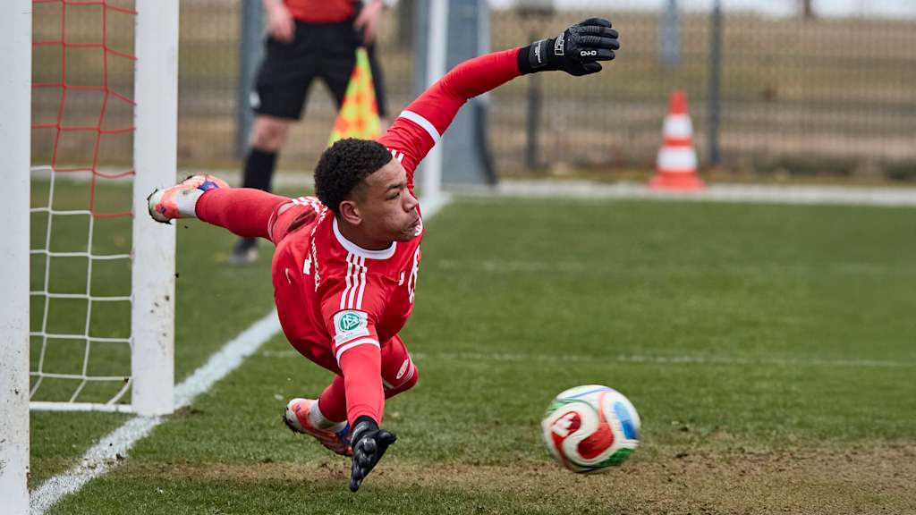 FCB-Torhüter Leonard Prescott während eines Elfmeters.
